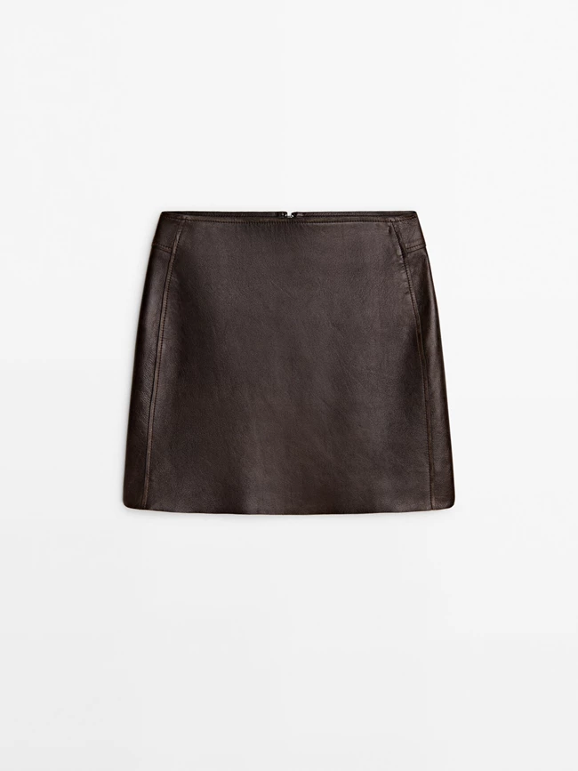 Η mini leather φούστα της Σταματίνας Τσιμτσιλή από τη Massimo Dutti που μπορείς να φορέσεις από το πρωί ως το βράδυ