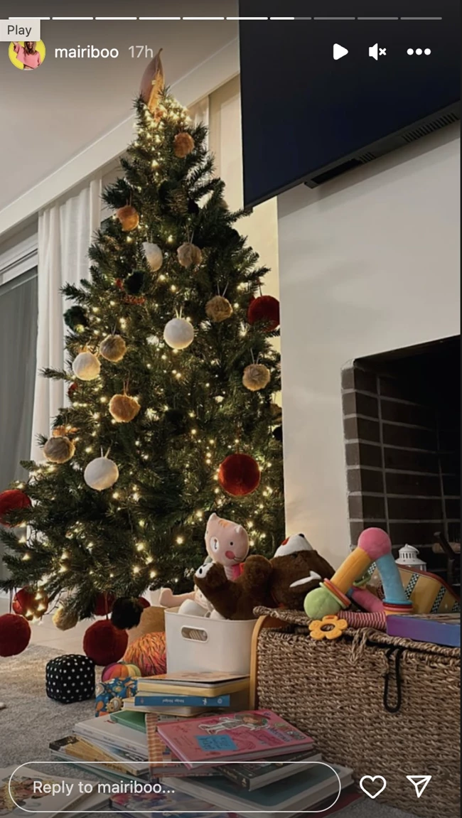 Η Μαίρη Συνατσάκη στόλισε το χριστουγεννιάτικο δέντρο - και μοιράζεται μερικές σκέψεις της στις 4 το πρωί