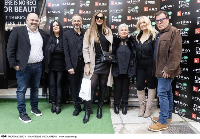 Βίκυ Κουλιανού | Με μίνι δερμάτινη φούστα σε εκδήλωση