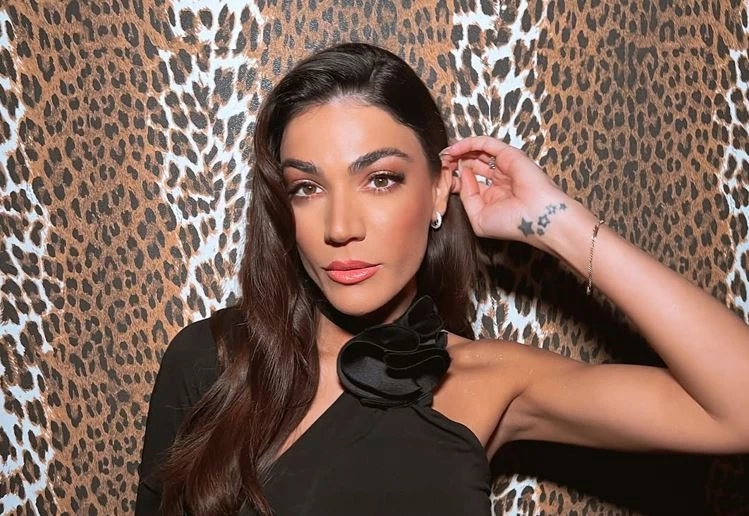 Η Ήβη Αδάμου με το μανικιούρ που θα αναδείξει το μαύρισμά σου