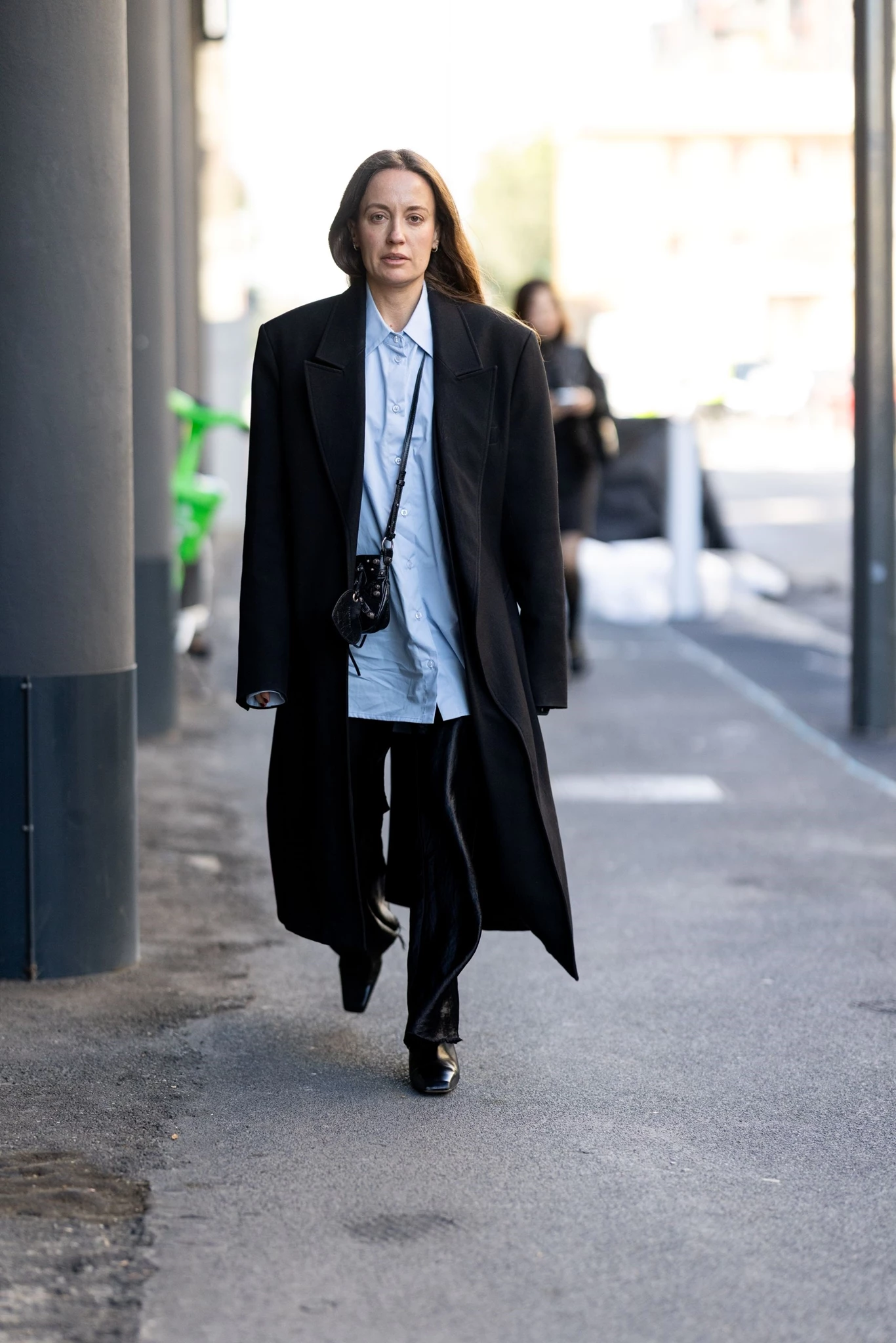 Outfit με oversized γαλάζιο πουκάμισο, μαύρο παλτό και παντελόνι