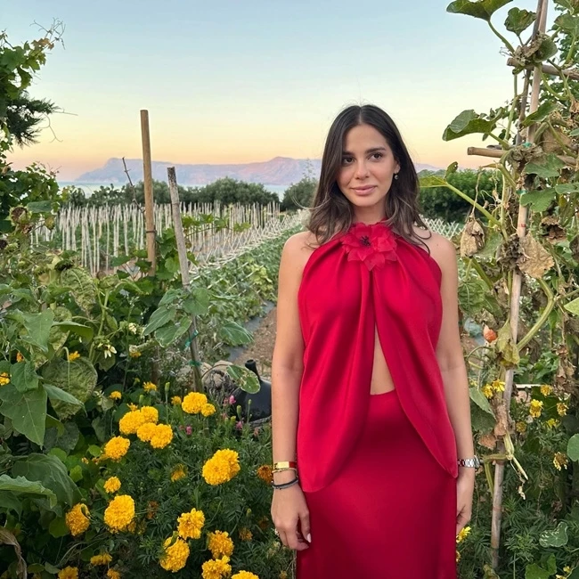 Η Αλεξάνδρα Κωστοπούλου με outfit στο χρώμα που είναι μία από τις πιο απροσδόκητες τάσεις του καλοκαιριού