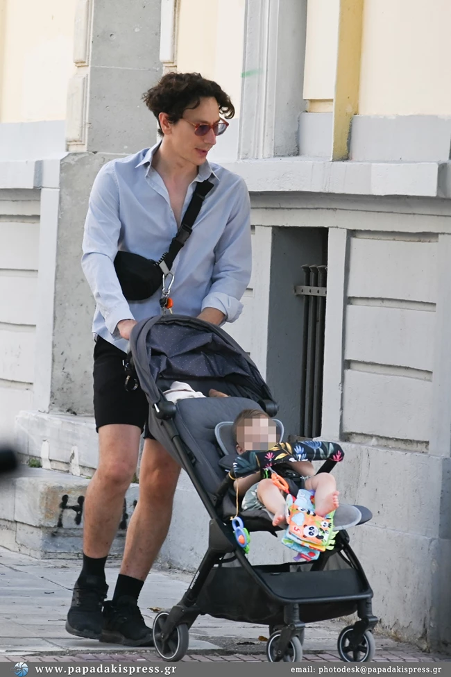 Ο Μιχάλης Σαράντης κάνει βόλτα στο κέντρο της Αθήνας με τη 10 μηνών κόρη του δείχνοντας πιο ευτυχισμένος από ποτέ