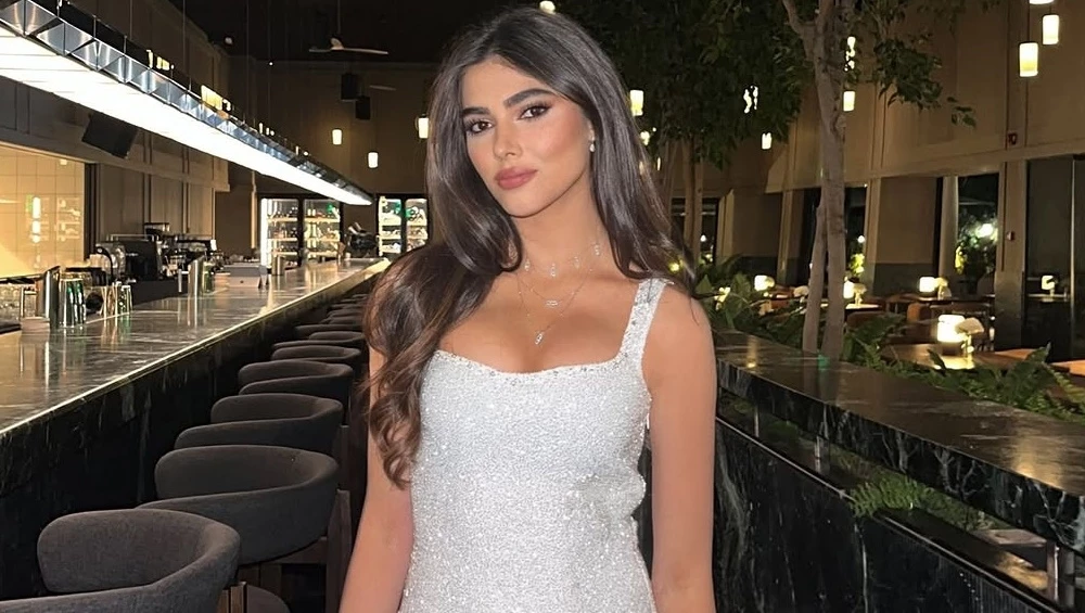 Η Λυδία Ευαγγελάτου σου δίνει την καλύτερη ιδέα αν δεν θες να φορέσεις little black dress σε βραδινή έξοδο