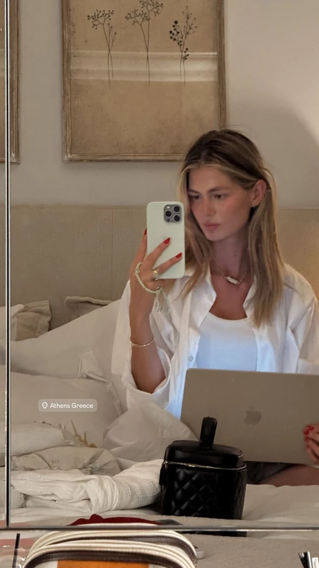Η Αμαλία Κωστοπούλου πίσω στην Αθήνα | Η φωτογραφία με το λάπτοπ στο κρεβάτι