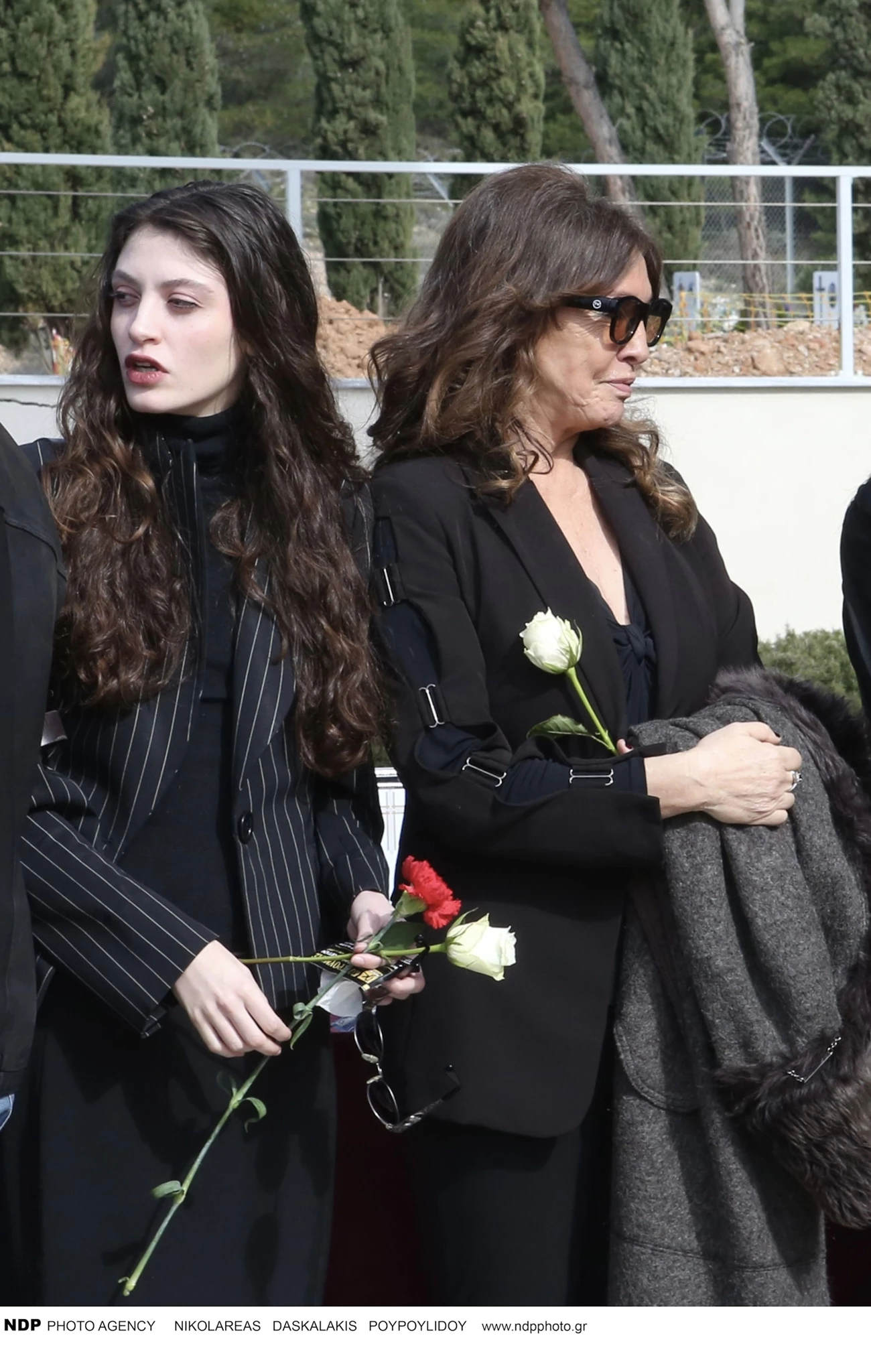 Βάνα Μπάρμπα | Με την κόρη της, Φαίδρα στην κηδεία του Λάκη Ραπτάκη