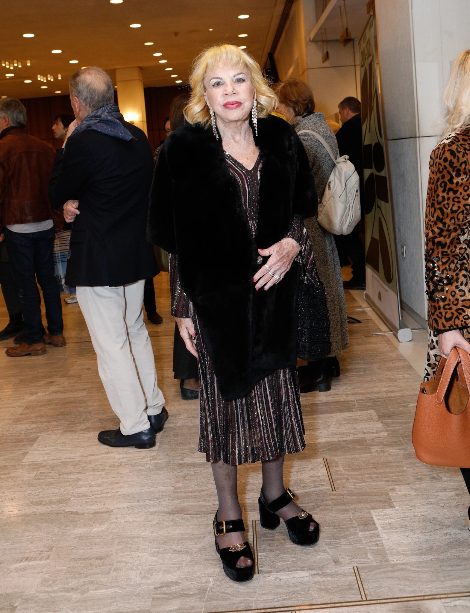 Η Μαριγώ Λαιμού Πατίτσα "τόλμησε" την πιο νεανική τάση | Η εμφάνιση με suede πέδιλα και καλσόν