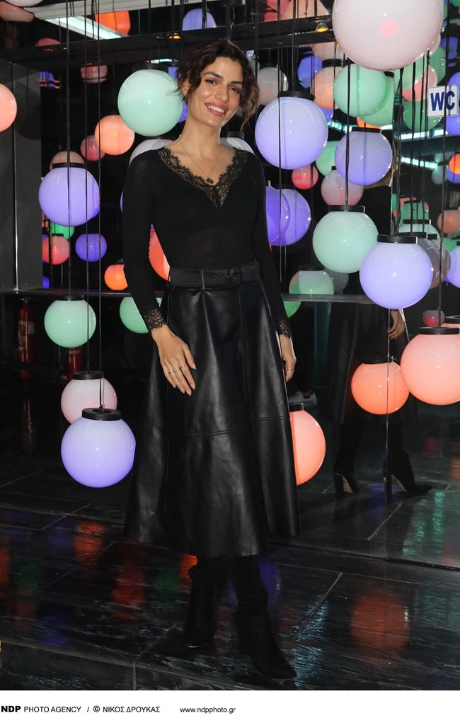 Τόνια Σωτηροπούλου | Φόρεσε την δερμάτινη φούστα όπως όλες οι fashion influencers