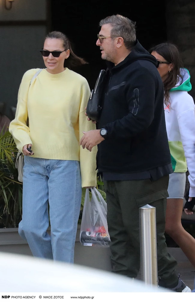 Υβόννη Μπόσνιακ | Στη Γλυφάδα με casual outfit και λευκά sneakers