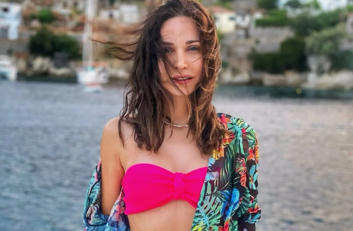 Κατερίνα Γερονικολού | Με λεοπάρ μαγιό σε σκάφος στο Μεγανήσι