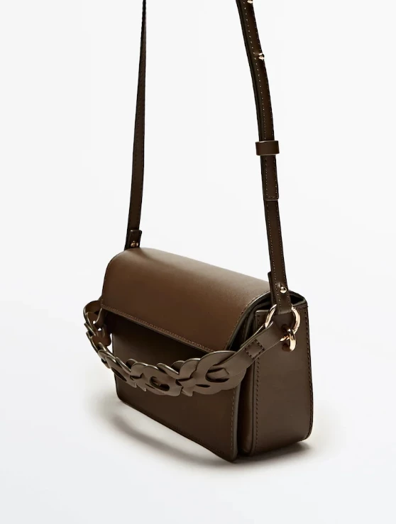 Η κομψή τσάντα από Massimo Dutti που ταιριάζει με κάθε look και θα βρεις σε έκπτωση