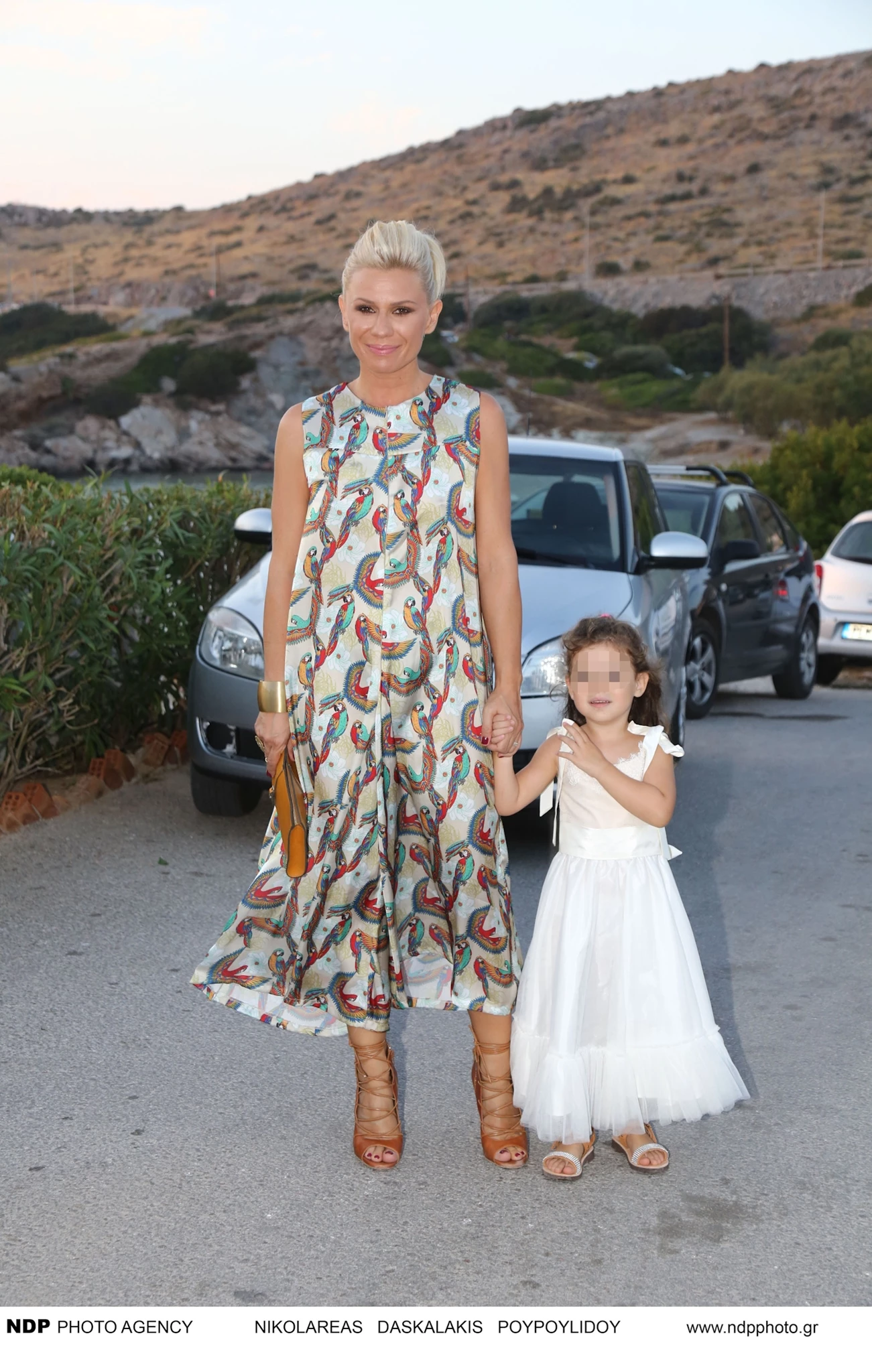 Πανέμορφο παρανυφάκι η Αέλια Κατσούλη | Στον γάμο του Δημήτρη Μακαλιά και της Αντιγόνης Ψυχράμη