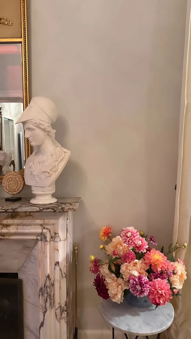 Η πολυτελής γωνιά στο σαλόνι της Τζένης Μπαλατσινού