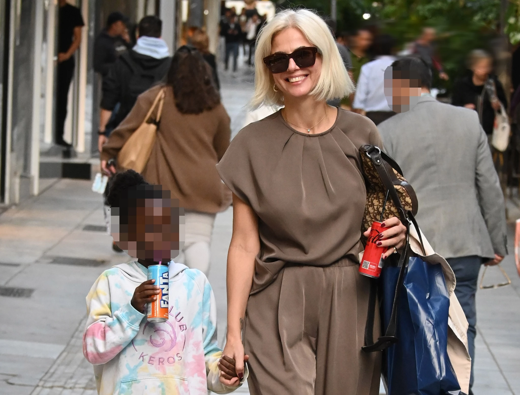 Mother & daughter goals | Η Χριστίνα Κοντοβά και η κόρη της με τέλεια outfits στο κέντρο της Αθήνας