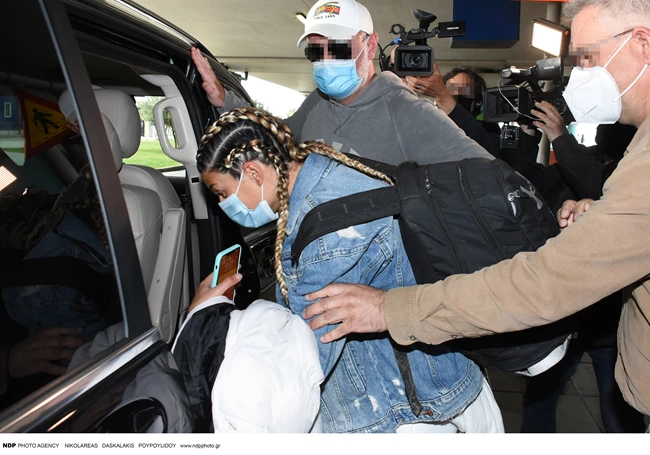 Χριστίνα Κεφαλά | Η εμφάνιση με το νέο της hair look στο αεροδρόμιο - Οι πρώτες δηλώσεις μετά την άφιξή της στην Ελλάδα