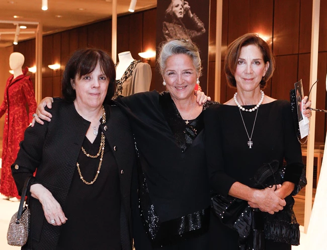 Οι κόρες της Νόνικας Γαληνέα στα εγκαίνια της έκθεσης που φιλοξενεί περίτεχνα κοστούμια της αξέχαστης πρωταγωνίστριας