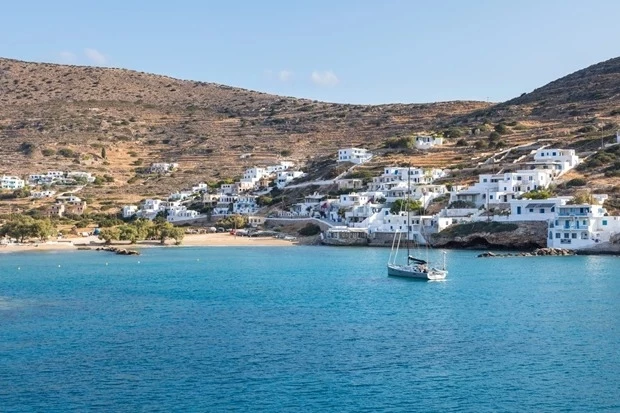 "Ήλιος όλο τον χρόνο και υπανάπτυκτες παραλίες" | Το ελληνικό νησί που αποθεώνουν οι Γάλλοι