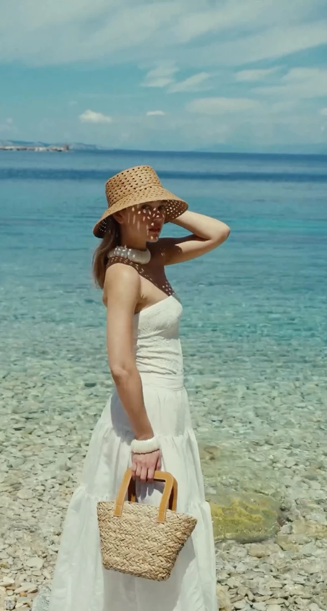 instagram @klelia_andriolatou