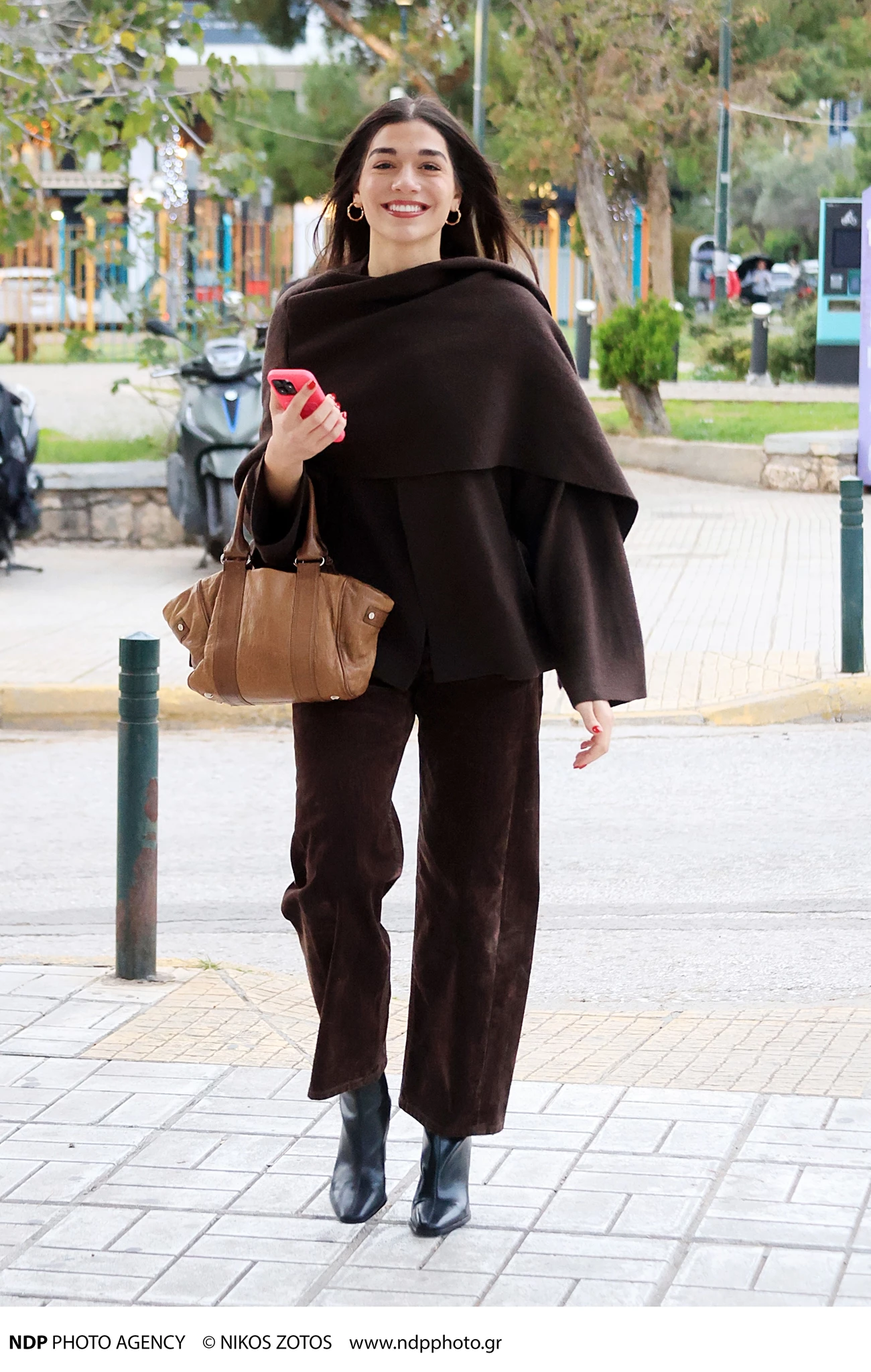 Η Μελίνα Νικολαίδη σε χαλαρή βόλτα στη Γλυφάδα