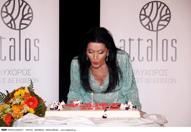 Η Ζωζώ Σαπουντζάκη είχε γενέθλια | Το υπέροχο μήνυμα στην τούρτα και το μεγάλο πάρτι