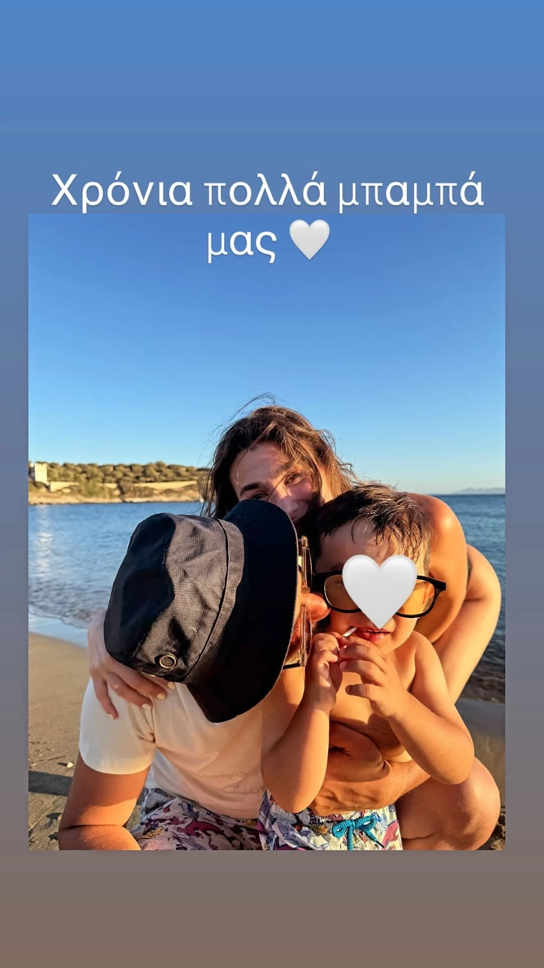 Η πιο όμορφη οικογένεια | Η Χρύσα Μιχαλοπούλου αγκαλιά με τους Λεωνίδα και Κίμωνα Κουτσόπουλο