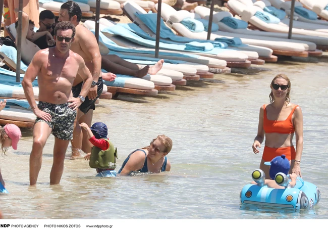 Βίκυ Καγιά - Ηλίας Κρασσάς | Στην παραλία με τα παιδιά τους, Μπιάνκα και Κάρολο