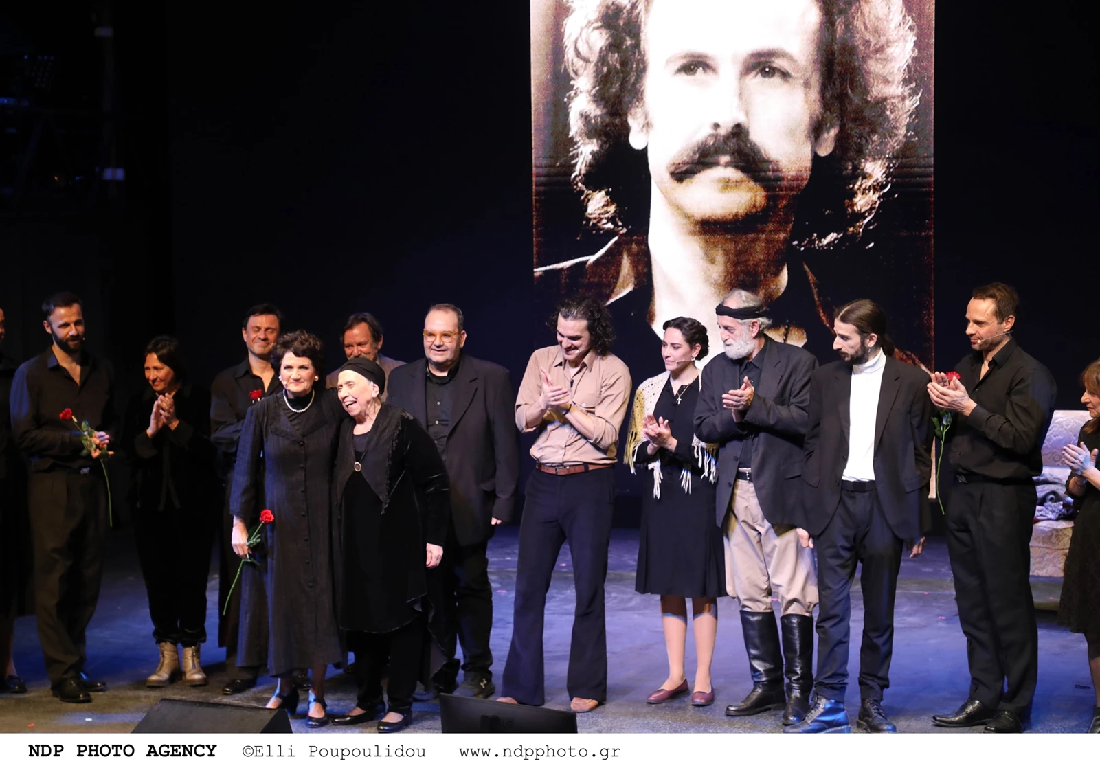 "Παντού μαζί" | Βάσω Λασκαράκη & Λευτέρης Σουλτάτος αγκαλιά σε θεατρική πρεμιέρα - εικόνα 2