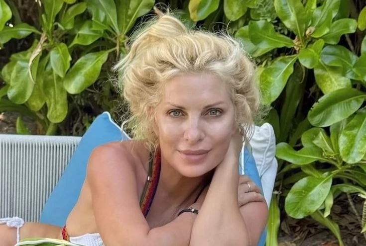 Με σώμα που θα ζήλευε και μοντέλο | Η Ελένη Μενεγάκη ποζάρει στις Μαλδίβες με το μικροσκοπικό μπικίνι της