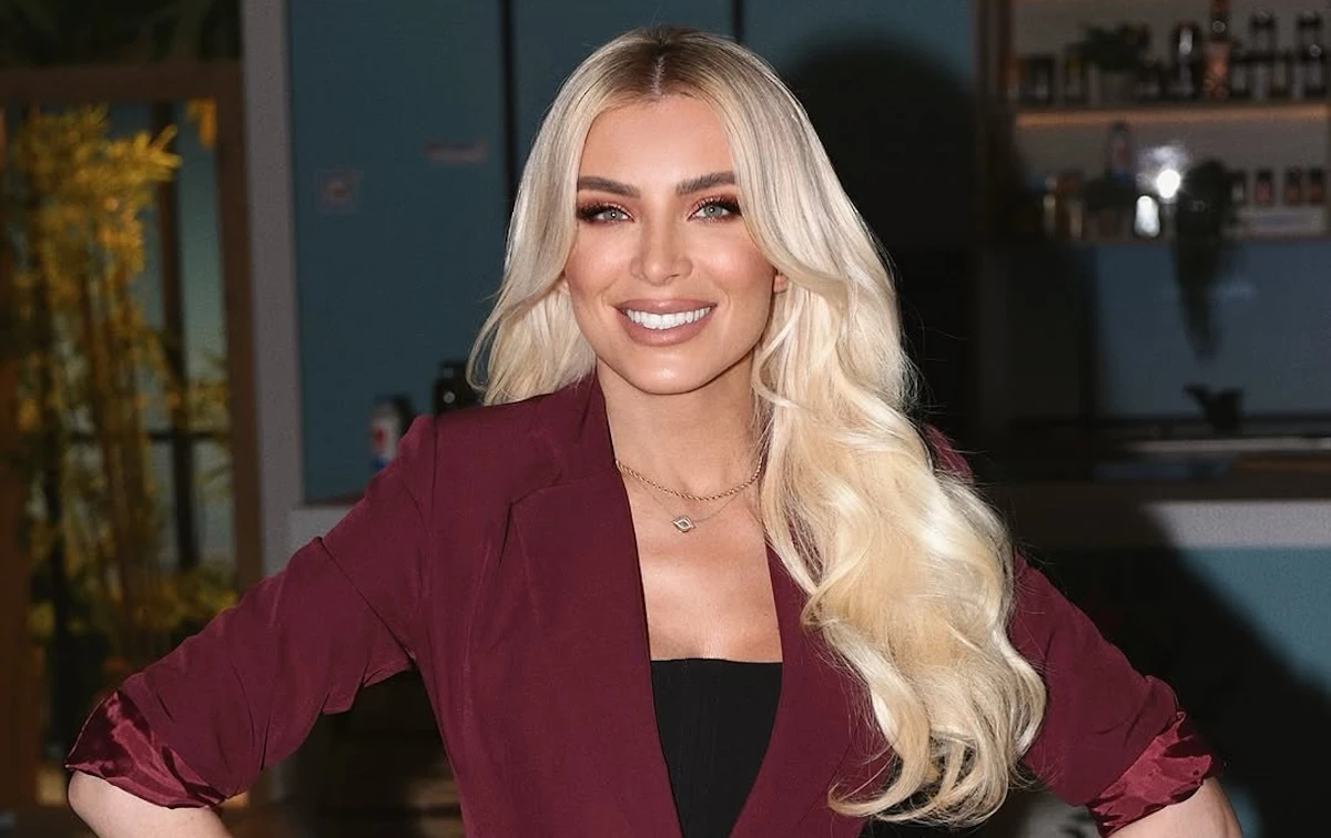 Κατερίνα Καινούργιου | Το denim φόρεμά της από την Pink Woman είναι η πιο κομψή πρόταση για την άνοιξη