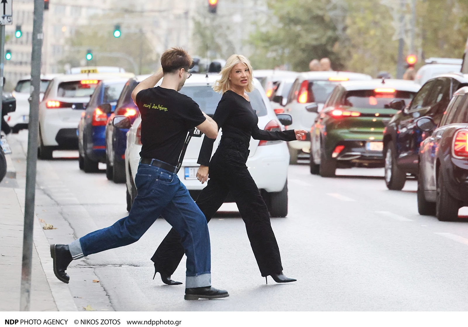 Η Φαίη Σκορδά σε φωτογράφιση στο κέντρο της Αθήνας