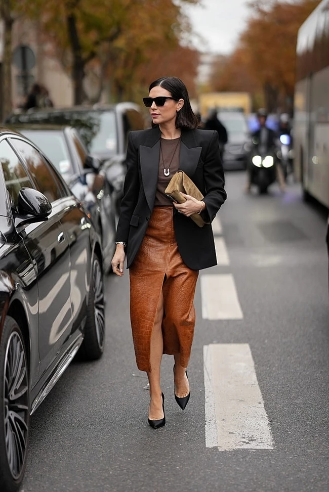 Fab Five | 5 stylish looks που μπορείς να δημιουργήσεις με μια δερμάτινη midi φούστα αυτή τη σεζόν