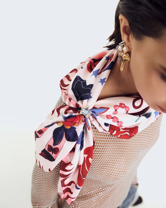 Τώρα μπορείς να φορέσεις κι εσύ τα κοσμήματα που επιλέγει η Dua Lipa και η Olivia Rodrigo