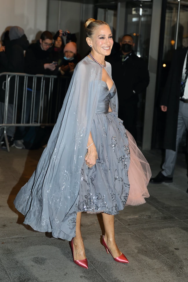 And Just Like That... Ερωτευτήκαμε το sleek top-knot της Sarah Jessica Parker στην πρεμιέρα του SATC revival