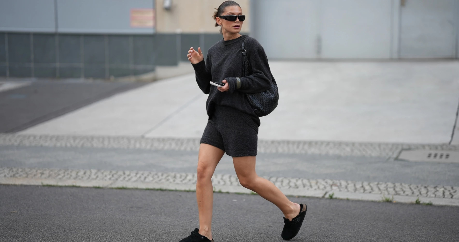 H μίνι καπιτονέ τσάντα από τη συλλογή της Oysho είναι το must - have αξεσουάρ του χειμώνα