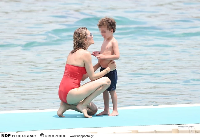 Ο ατίθασος Κάρολος Κρασσάς | Οι φωτογραφίες με τη μητέρα του, Βίκυ Καγιά, σε παραλία της Μυκόνου