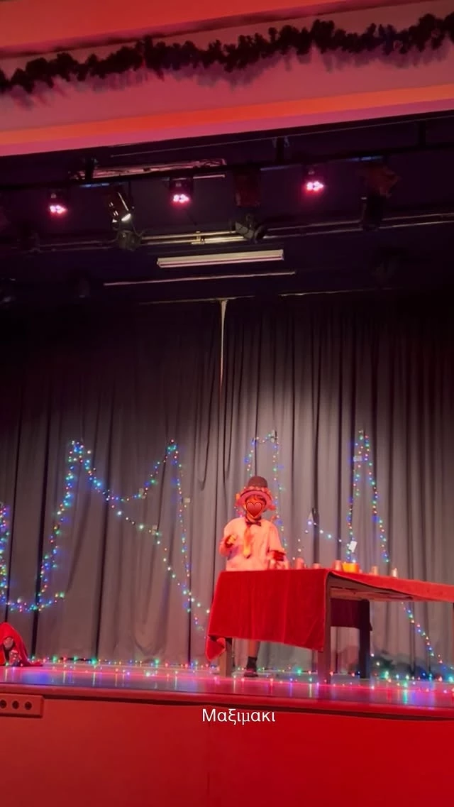 Η Κατερίνα Παπουτσάκη στη σχολική γιορτη του γιου της