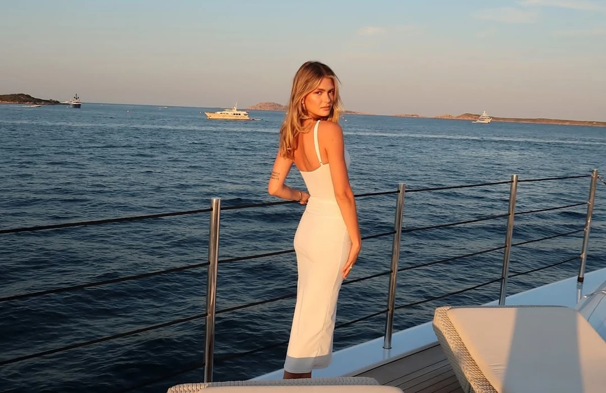 Αμαλία Κωστοπούλου | Η σέξι πόζα στο πολυτελές υπνοδωμάτιό της