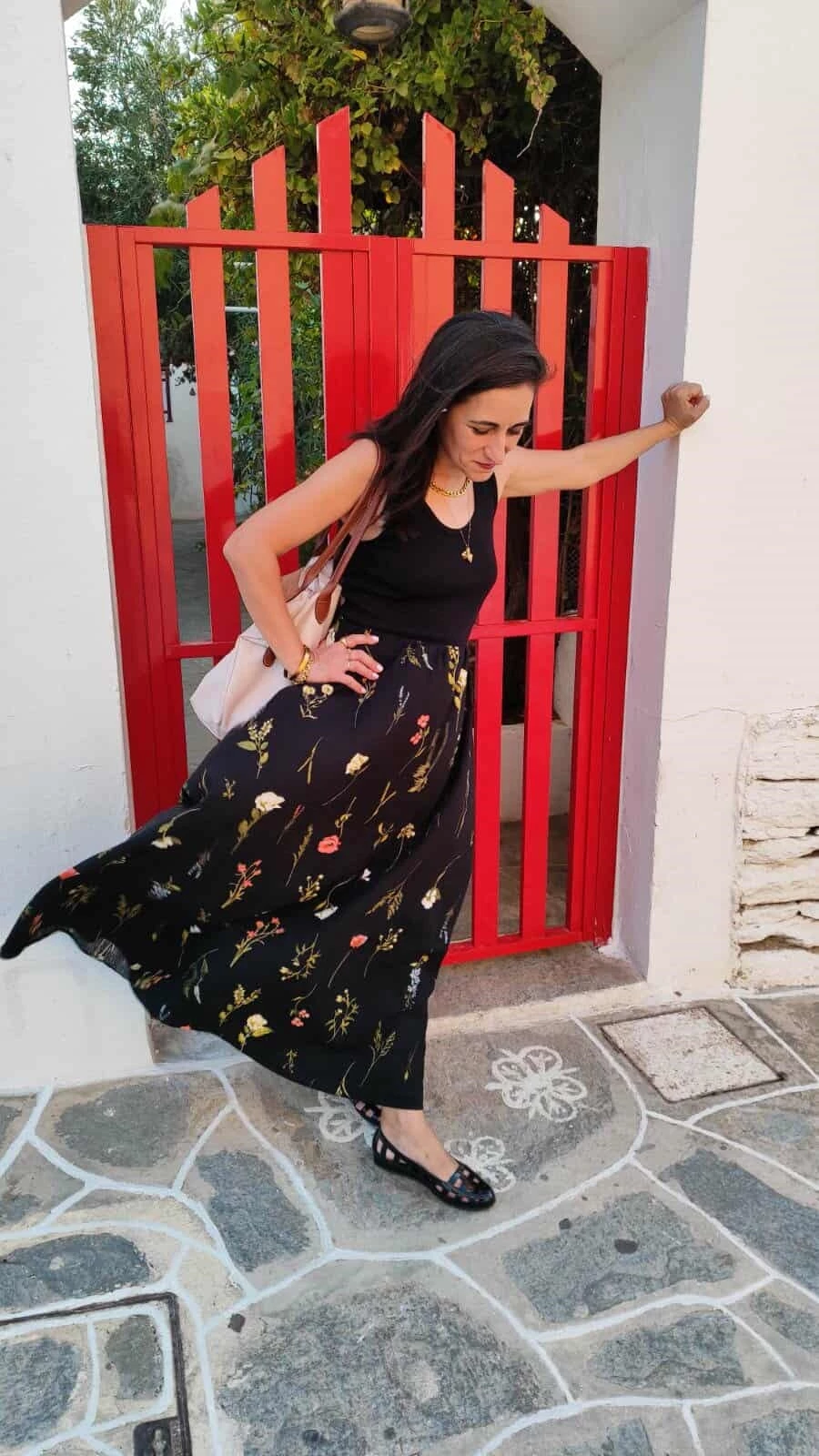 Δήμητρα Βγενοπούλου, fashion editor: Καλοκαιρινό look με μάξι φλοράλ φούστα, tank top και σανδάλια.