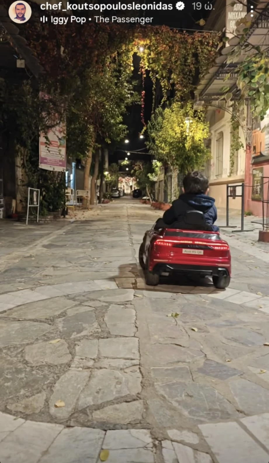 Κίμωνας Κουτσόπουλος | Βόλτες με το κόκκινο αυτοκίνητό του στους δρόμους της Αθήνας