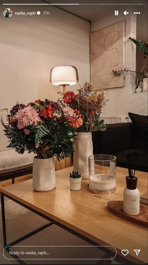 Το σαλόνι της Νάντιας Ράπτη είναι του ονείρου | Τα πολύχρωμα λουλούδια έρχονται σε αντίθεση με τα "ήσυχα" έπιπλα