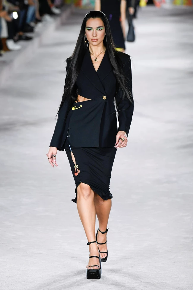 Άνοιξη '22 | 5 τάσεις από το catwalk της Versace που πρέπει να υιοθετήσεις