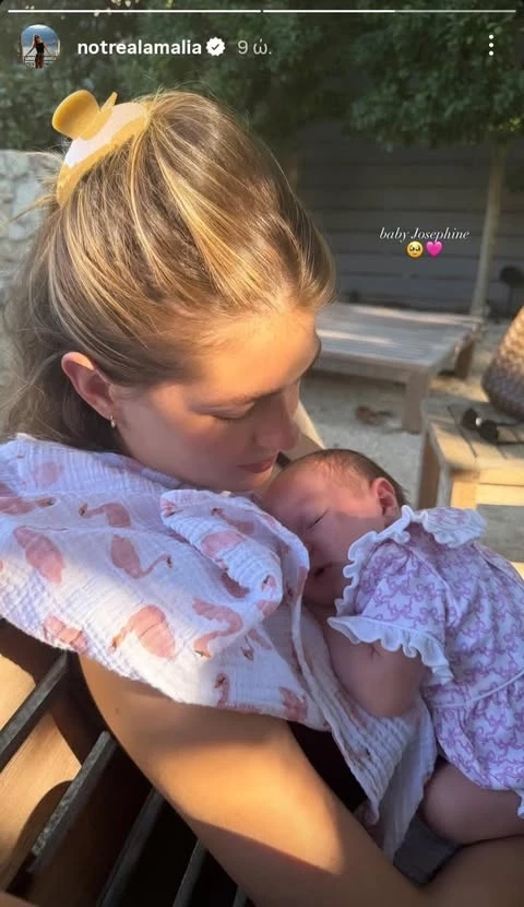 Η Αμαλία Κωστοπούλου αγκαλιά με νεογέννητο μωρό