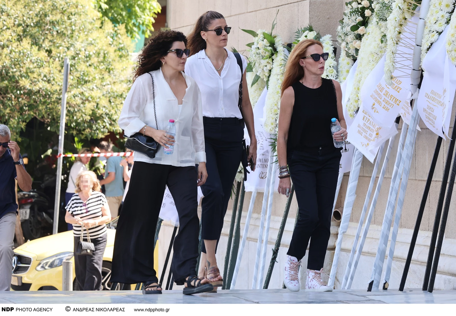 Η Εβελίνα Παπούλια στην κηδεία της Μάρως Κοντού