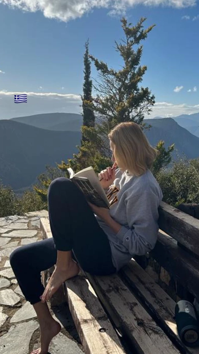 Τζένη Μπαλατσινού | Διαβάζει ξυπόλητη σε παγκάκι με την πιο μαγευτική, χειμερινή θέα