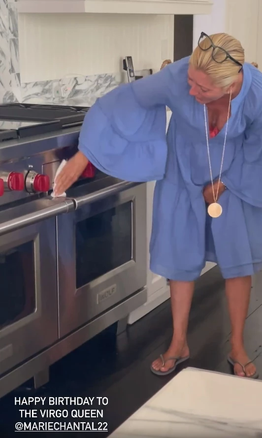 "Μανιακή" με την καθαριότητα η Μαρί Σαντάλ σε βίντεο που κυκλοφόρησαν στα social media