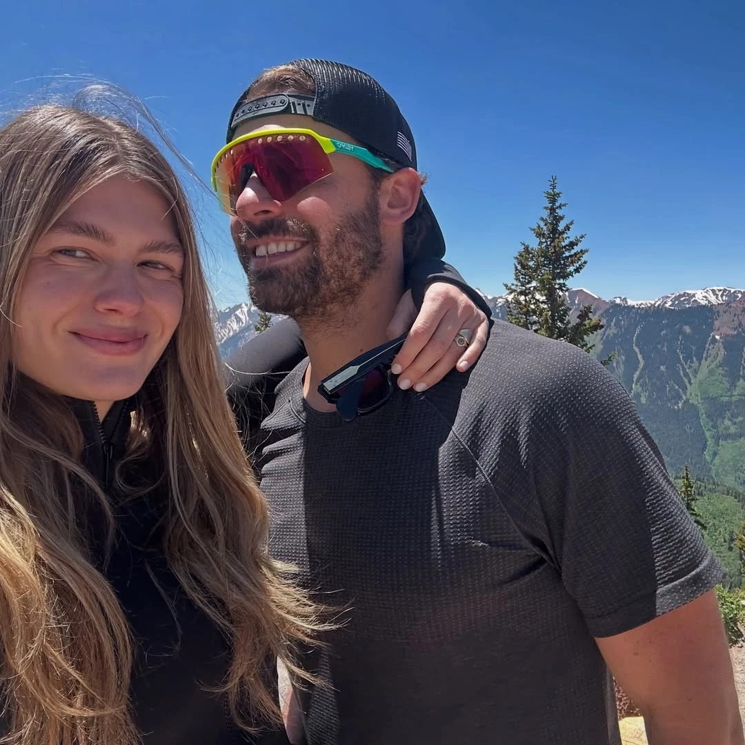 Love is in the air | Η ρομαντική έκπληξη στην Αμαλία Κωστοπούλου και τα πεσμένα ροδοπέταλα στο πάτωμα