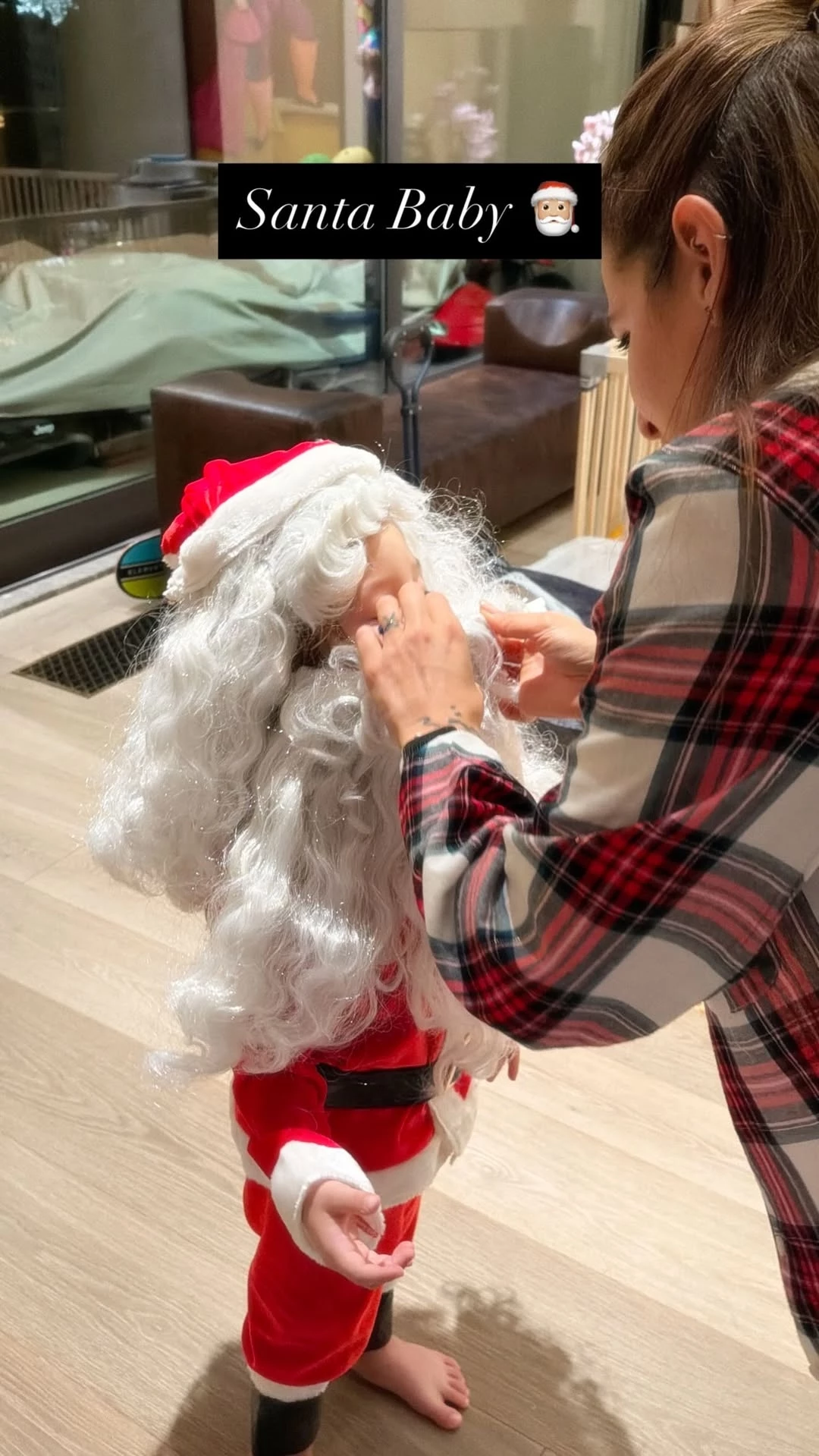 Ο Νικόλας Βασιλειάδης ντυμένος Άη Βασίλης