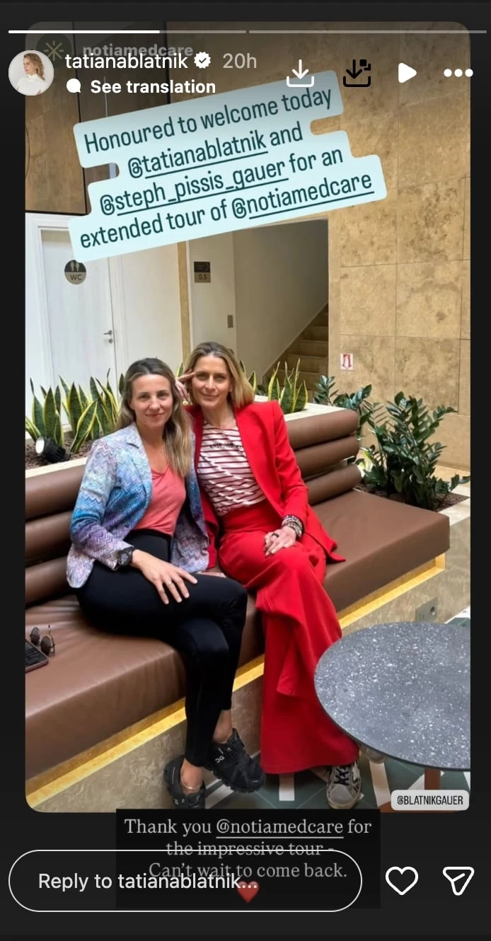 Η Τατιάνα Μπλάτνικ με κόκκινο κοστούμι και την αγαπημένη μπλούζα των Γαλλίδων