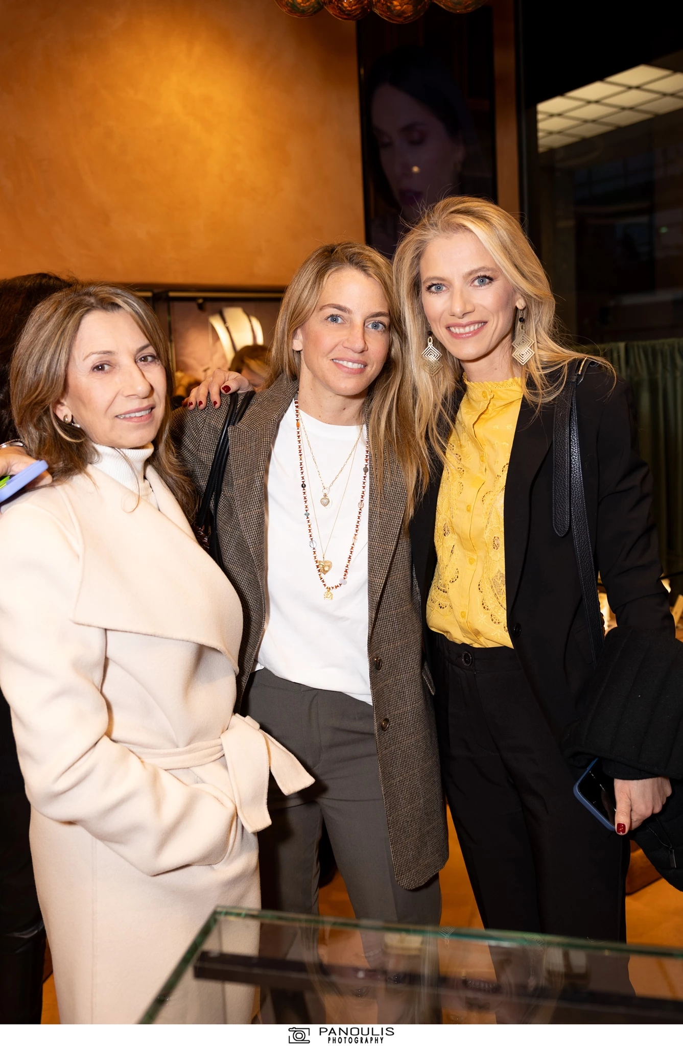 Χρυσή Βαρδινογιάννη | Η casual chic εμφάνιση με καρό σακάκι και κομψά κοσμήματα