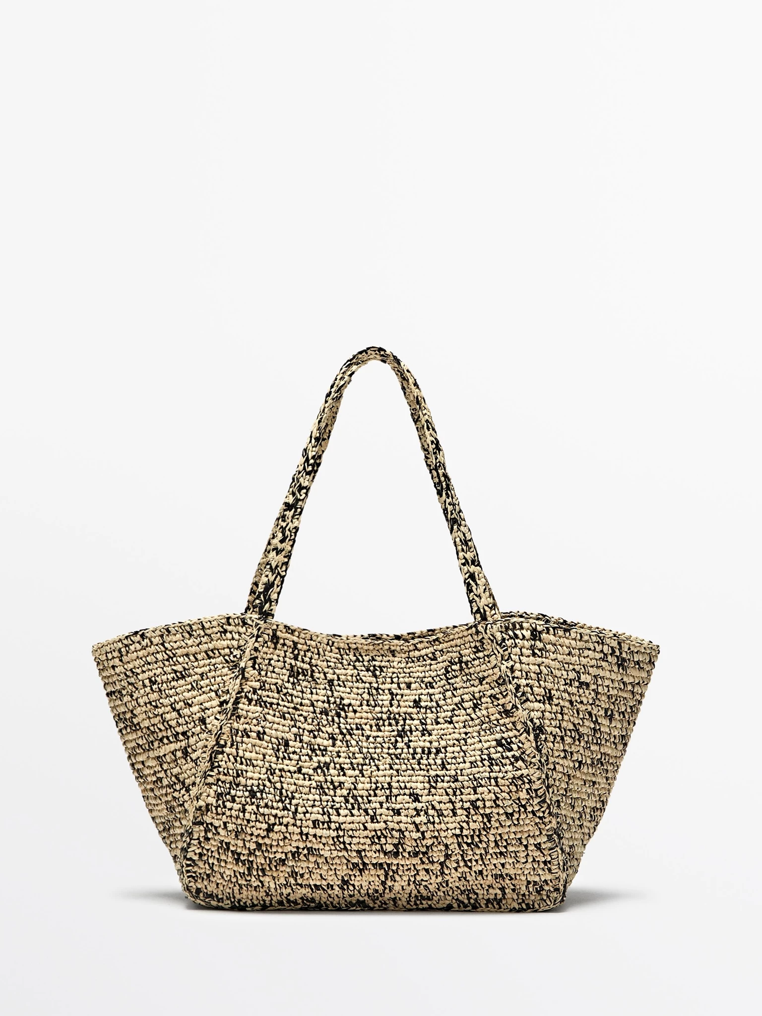 Η Ελένη Μενεγάκη με τη ψάθινη τσάντα από τη Massimo Dutti που χρειάζεσαι και εσύ